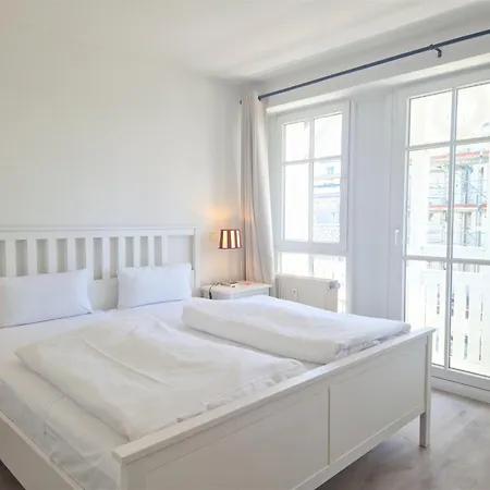 Stilvolle Mit Gemuetlichem Balkon In *